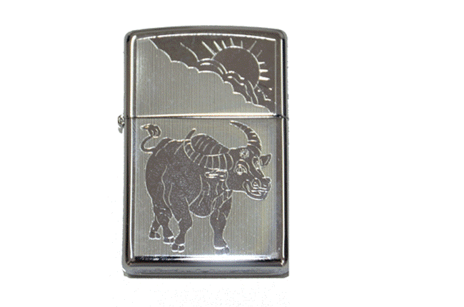 Bật lửa Zippo khắc hình ảnh chú trâu truyền thống quen thuộc Bật lửa Zippo khắc hình ảnh chú trâu truyền thống quen thuộc