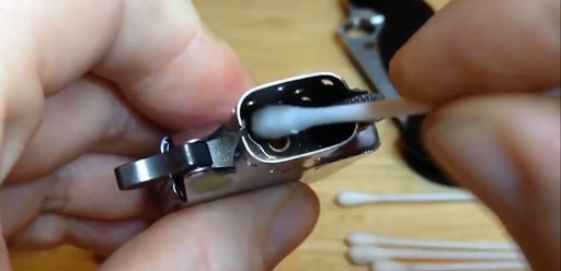Dùng tăm bông vệ sinh ruột và buồng đốt Zippo